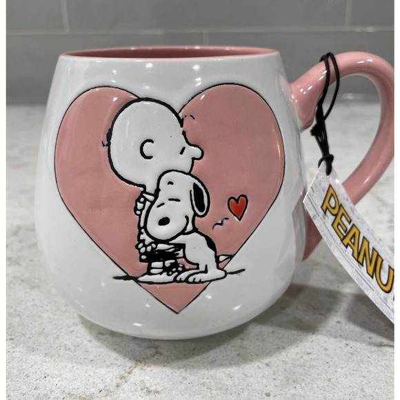 SNOOPY HUG CHARLIE BROWN Valentines Round 18oz Mug Heart In Bottom 2023 Gift Tag - Picture 1 of 6